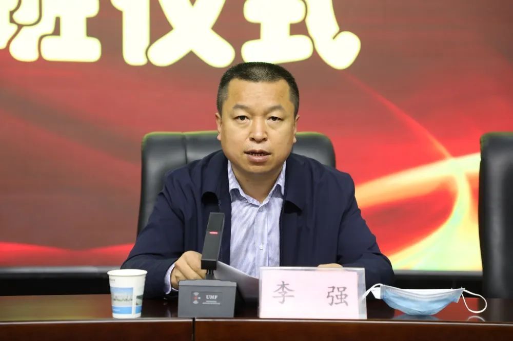 长武县中学校长王德锁主持会议自强班学生代表柳坤作表态发言开班仪式