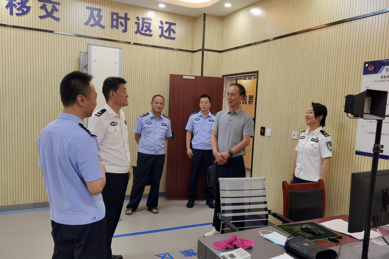省厅刑侦局惠刚深入洛川县公安局检查指导执法办案中心工作 – 陕西