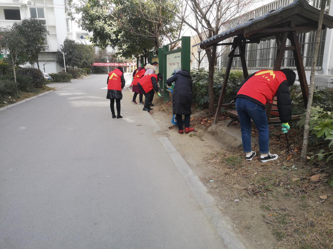 志愿者助力清理社区内垃圾