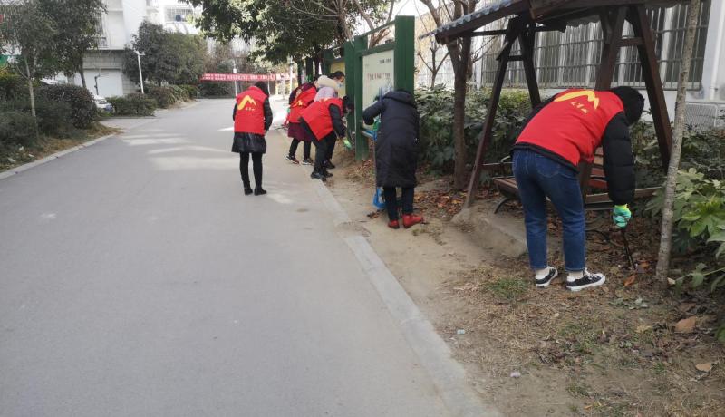 志愿者助力清理社區(qū)內垃圾