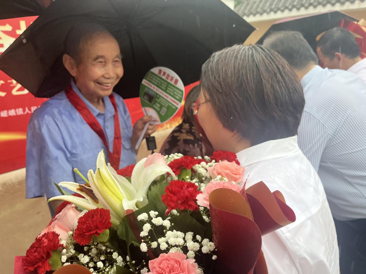 为“光荣在党50年”老党员颁发纪念章