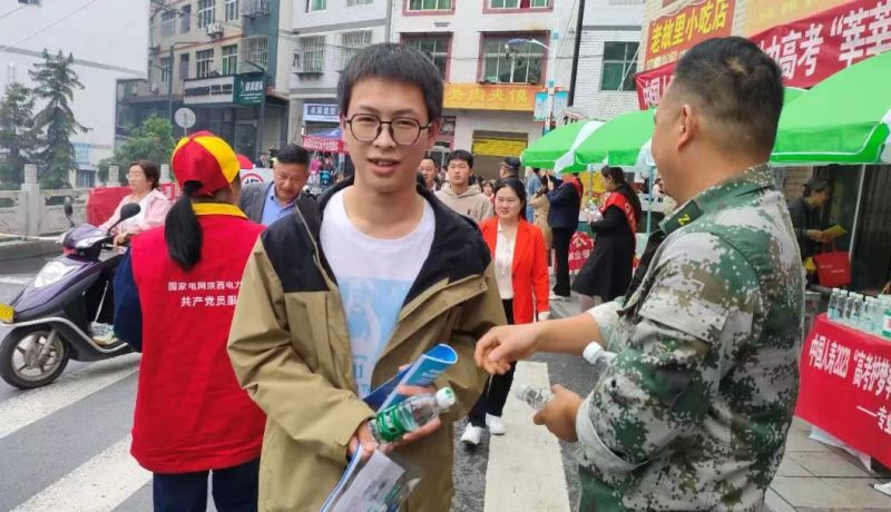 退役軍人參加社區(qū)志愿服務(wù)