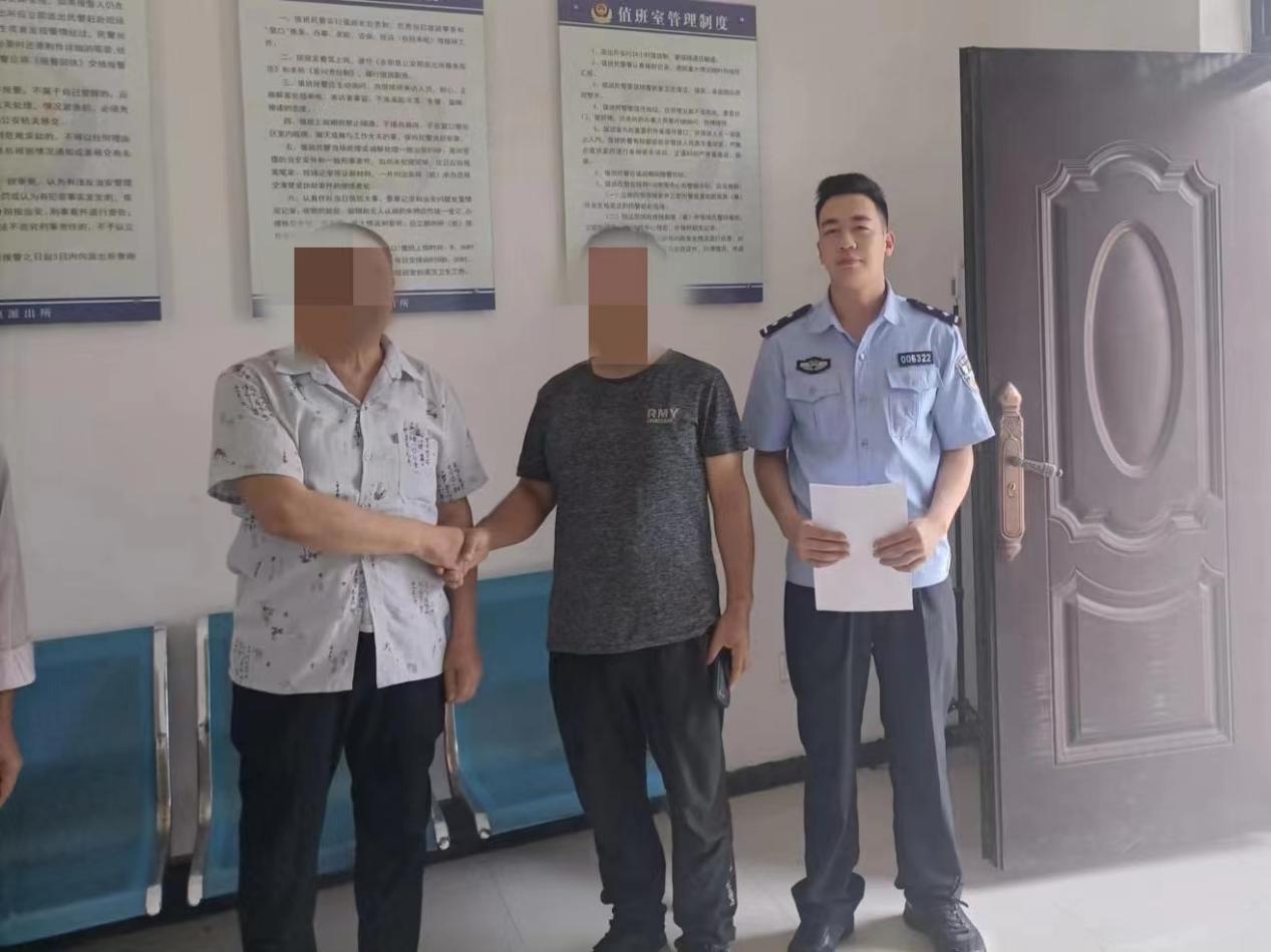 农忙打药误伤庄稼，民警调解握手言和