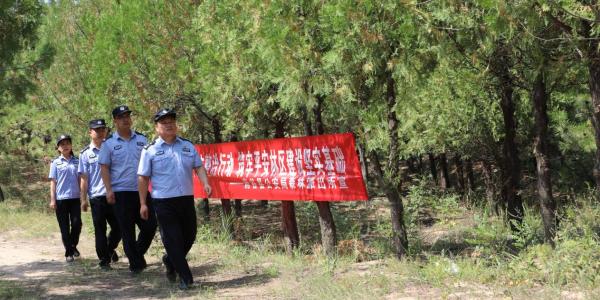 图为：民警开展林区巡查