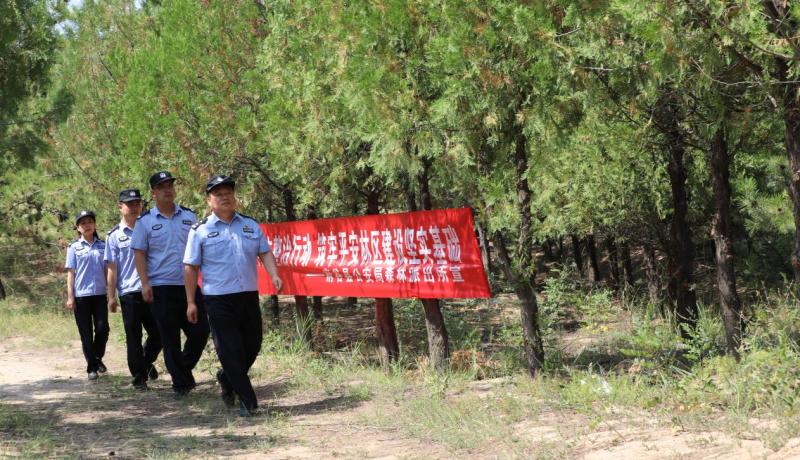 圖為：民警開展林區(qū)巡查