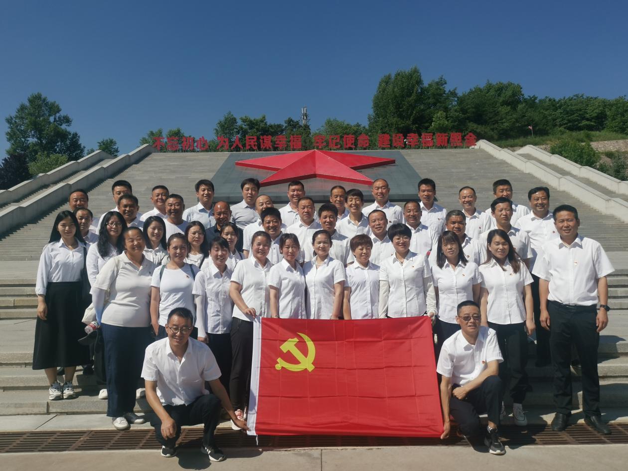 前往红色教育基地学习