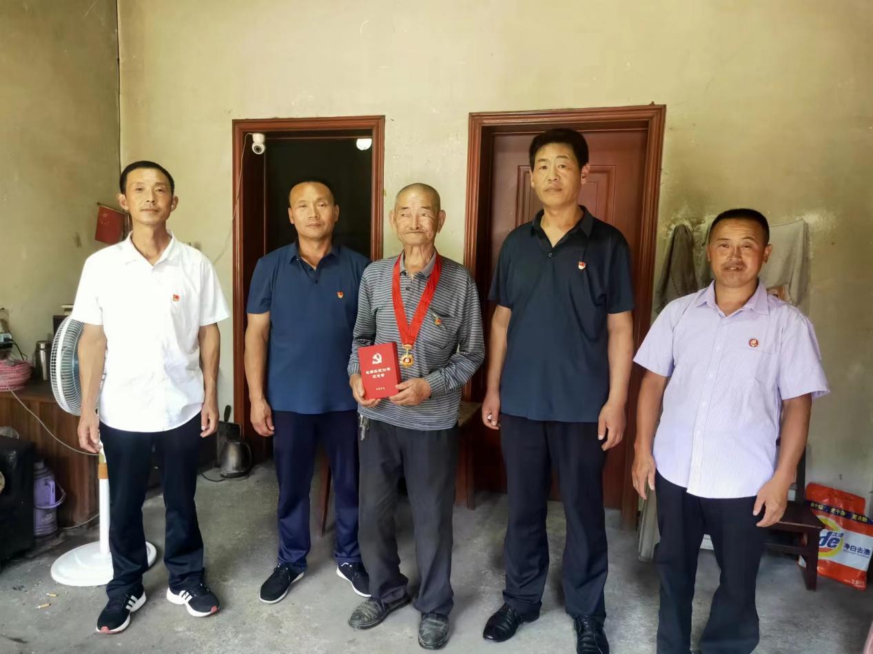 为在党五十年以上的老党员颁发“光荣在党50年”勋章