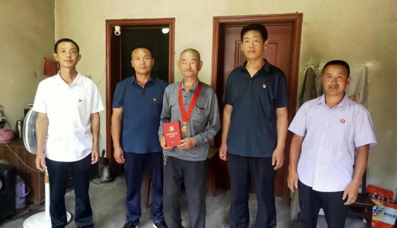 為在黨五十年以上的老黨員頒發(fā)“光榮在黨50年”勛章