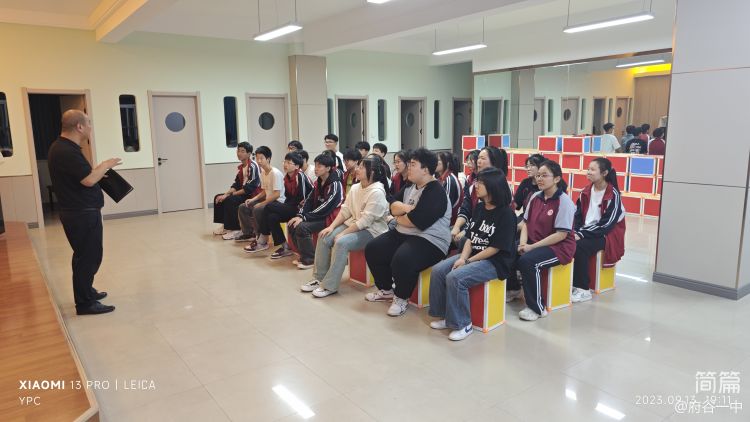 简篇-点燃梦想之火，启航艺术之旅—府谷县第一中学高中艺体班开班