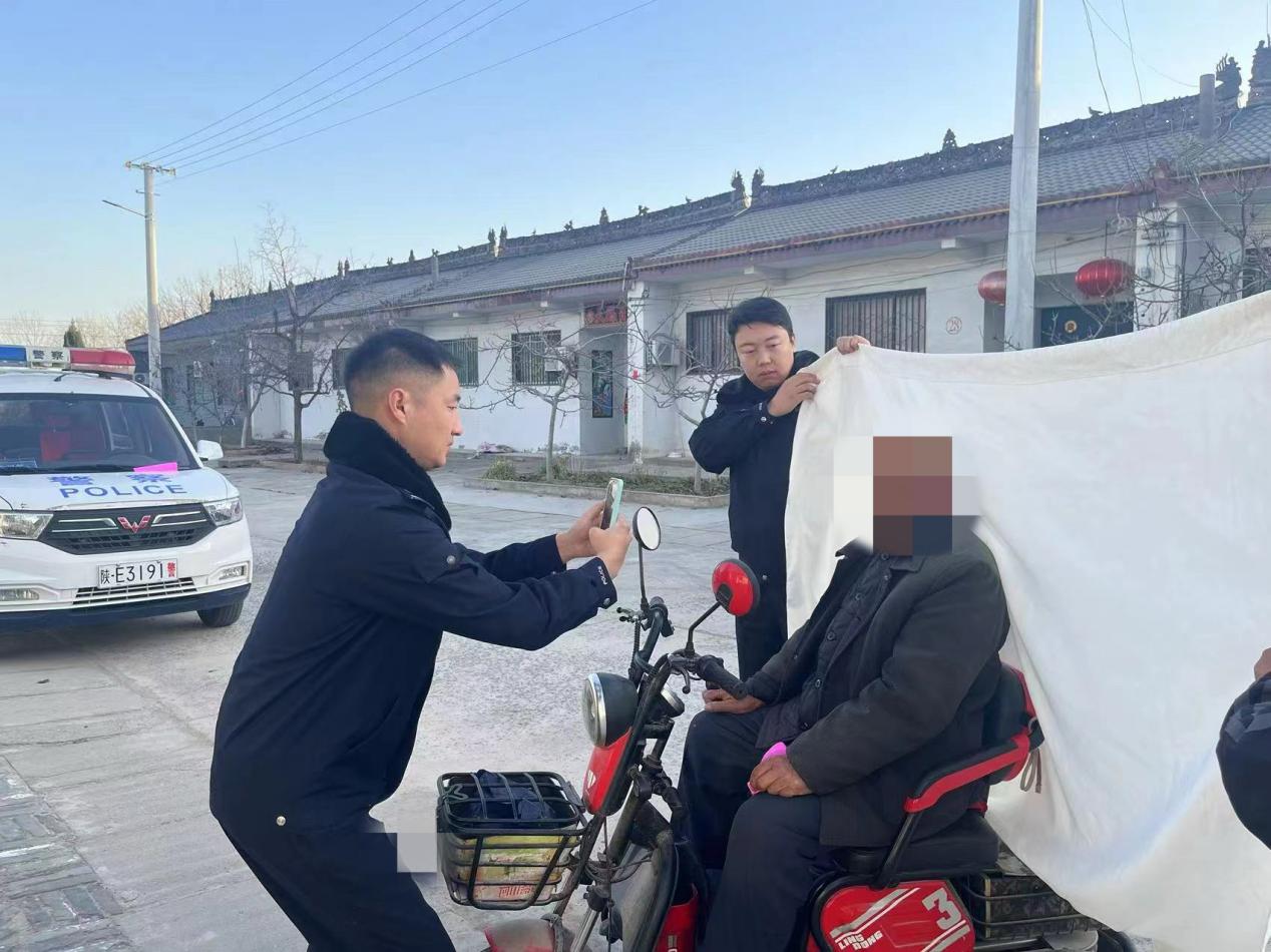 靠前一步 为老人采集身份证