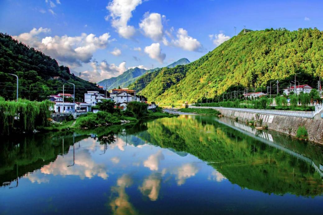 水清岸绿的河湖美景
