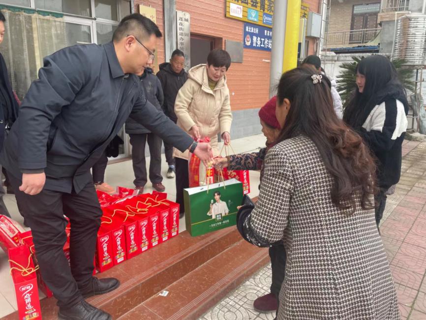庙坡村为曹家村困难家庭送慰问品1