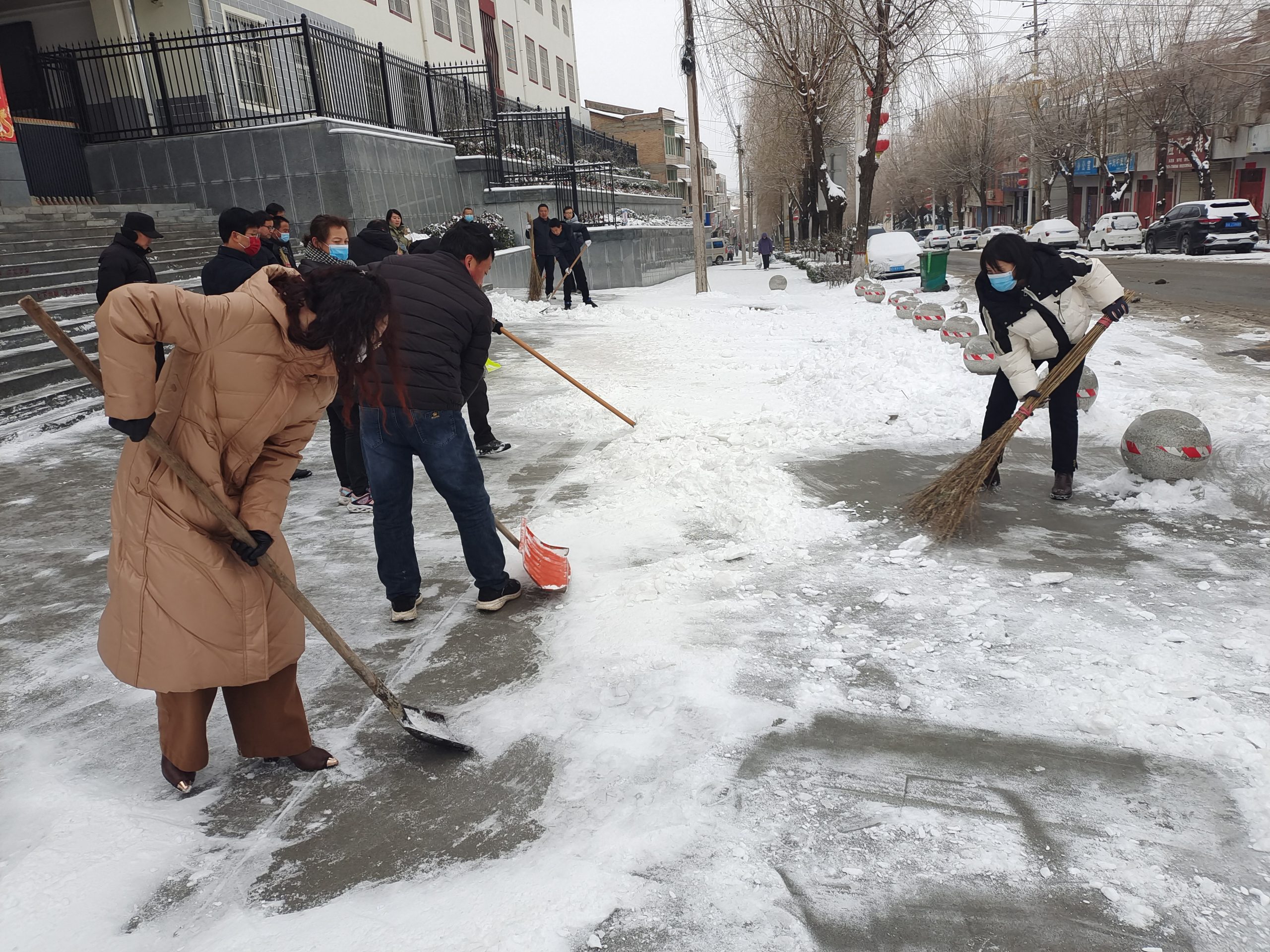 清扫校门外积雪