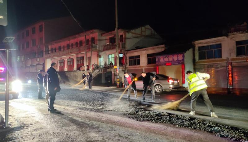 漢陰公路段：緊急處置路面拋灑 確保夜間行車安全2