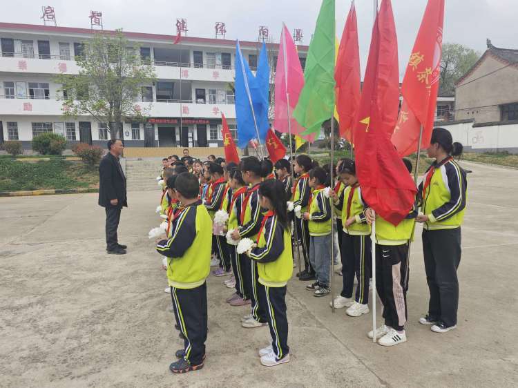 简篇-“缅怀革命先烈，传承红色基因。”——棣花镇茶房完全小学举行2024年清明节祭奠活动