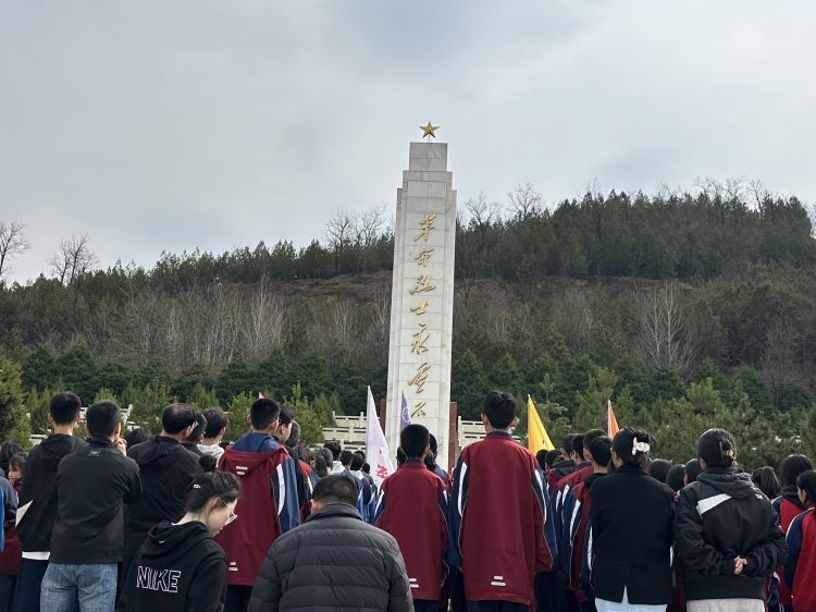 簡篇-緬懷革命先烈 厚植家國情懷——寶塔區(qū)青少年活動中心開展清明祭英烈主題黨日活動