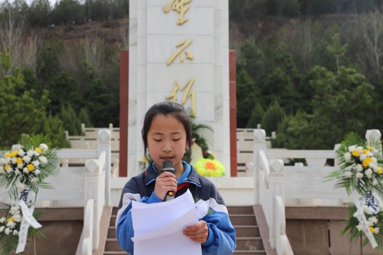 简篇-缅怀革命先烈 厚植家国情怀——宝塔区青少年活动中心开展清明祭英烈主题党日活动