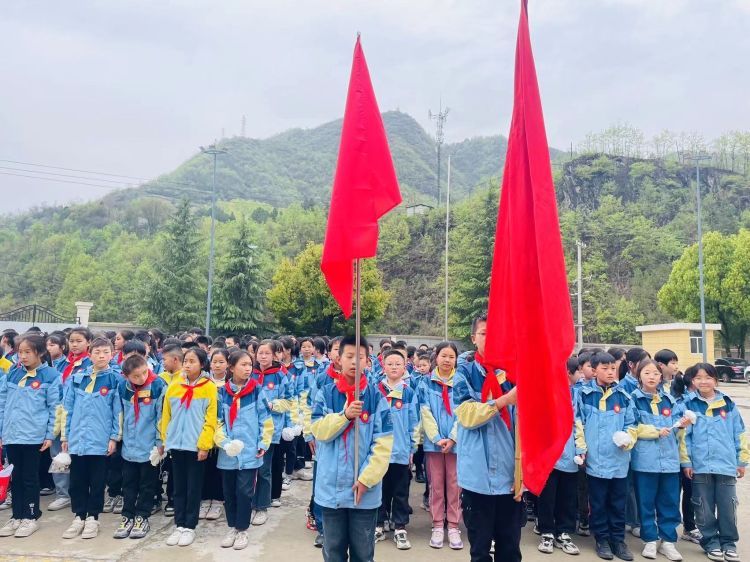 简篇-缅怀先烈英灵 赓续红色血脉——杨地镇中心小学开展清明节祭扫烈士陵园活动