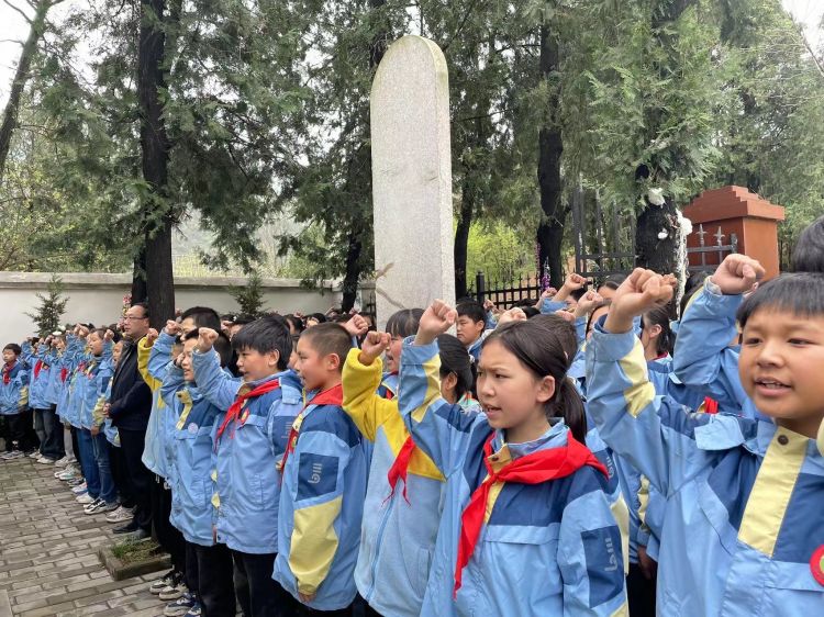 简篇-缅怀先烈英灵 赓续红色血脉——杨地镇中心小学开展清明节祭扫烈士陵园活动