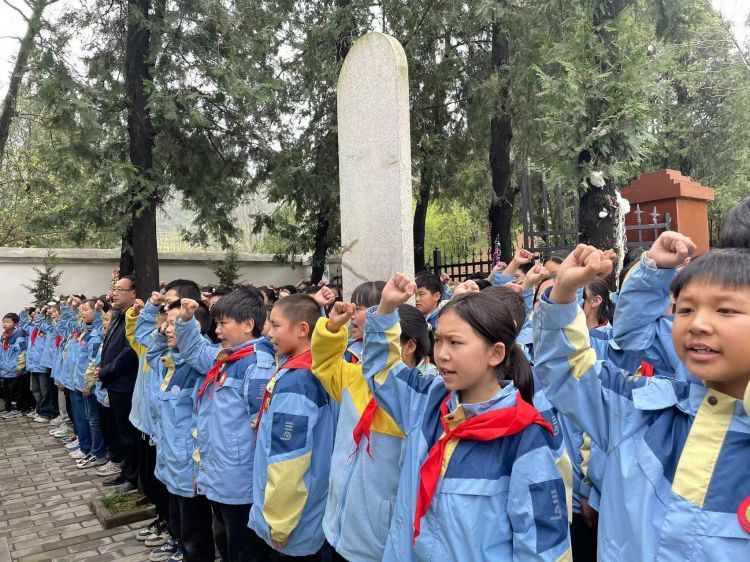 简篇-缅怀先烈英灵 赓续红色血脉——杨地镇中心小学开展清明节祭扫烈士陵园活动