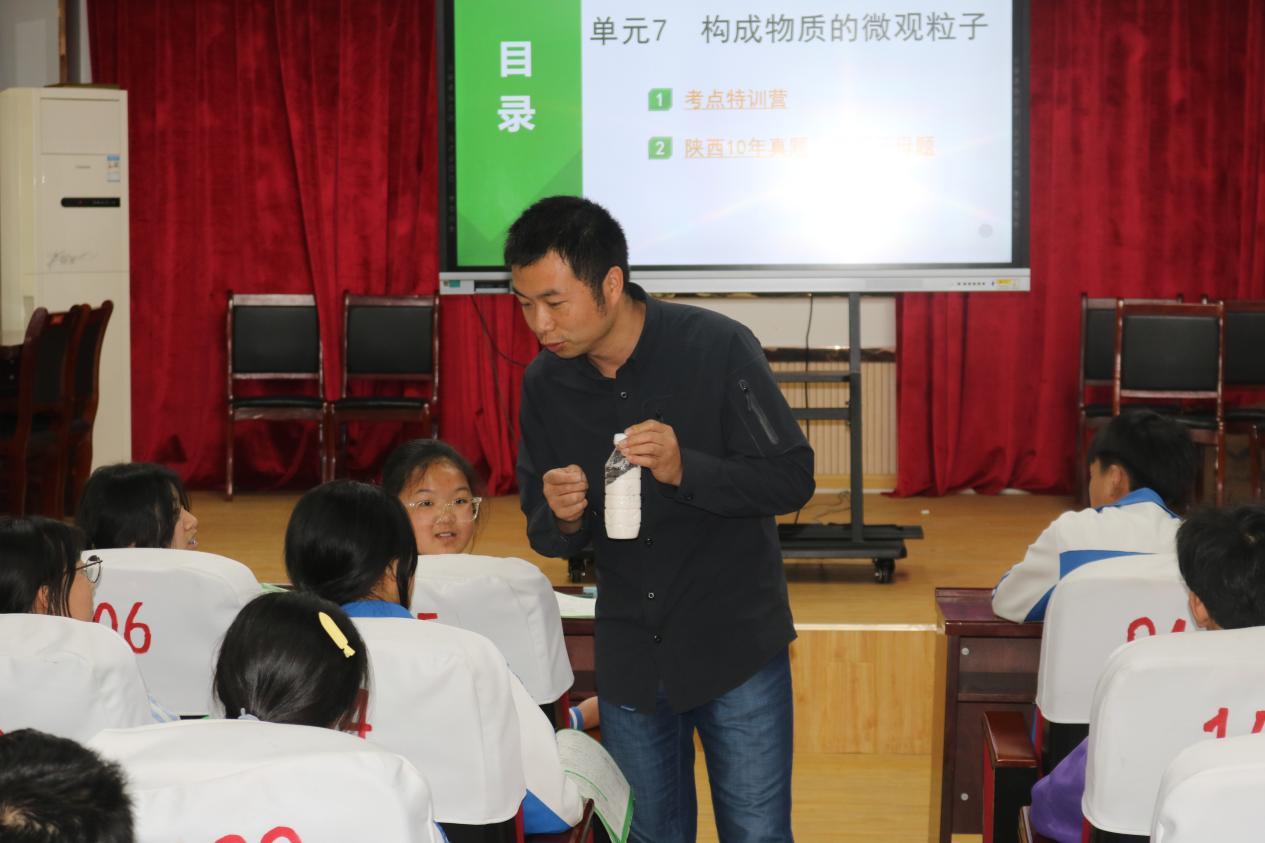 彭先進老師上化學(xué)課