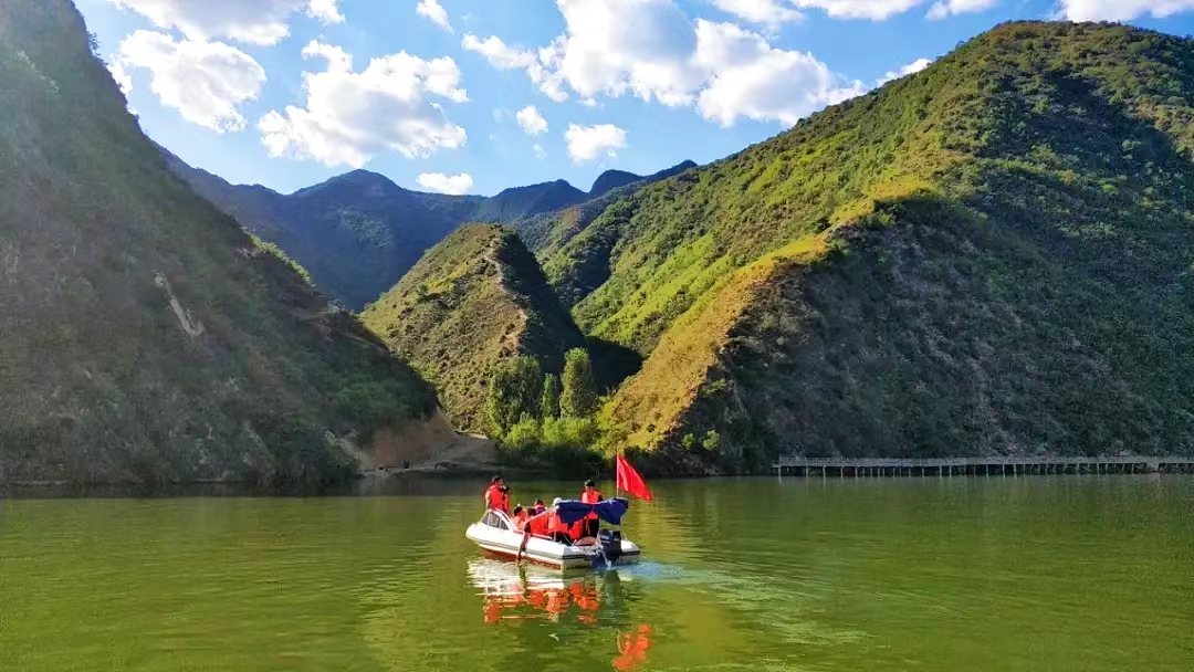 坐在小河口村4A级景区水上乐园的快艇上感受一下快艇时而像是一只迎风展翅的天鹅平稳地在水面上滑行时而像冲锋舟一样冲锋于水面让人感到非常刺激和兴奋随即领略金钱水岸边郁郁葱葱景象