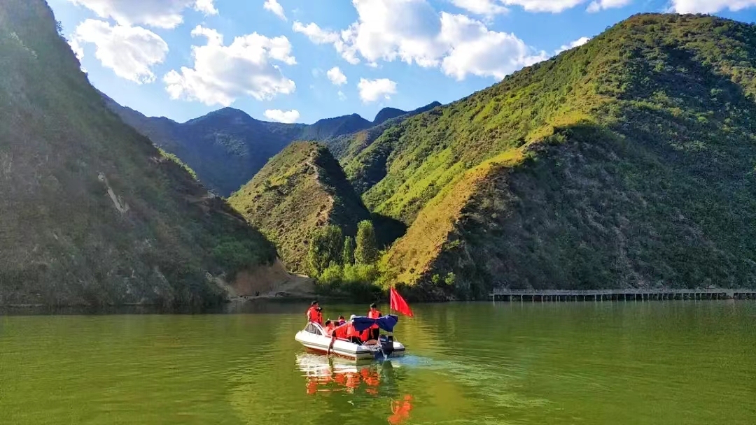 坐在小河口村4A級景區(qū)水上樂園的快艇上感受一下快艇時而像是一只迎風(fēng)展翅的天鵝平穩(wěn)地在水面上滑行時而像沖鋒舟一樣沖鋒于水面讓人感到非常刺激和興奮隨即領(lǐng)略金錢水岸邊郁郁蔥蔥景象