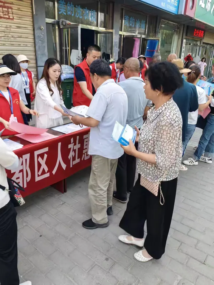 简篇-移动办公进乡村 人社惠农政策“赶大集”
