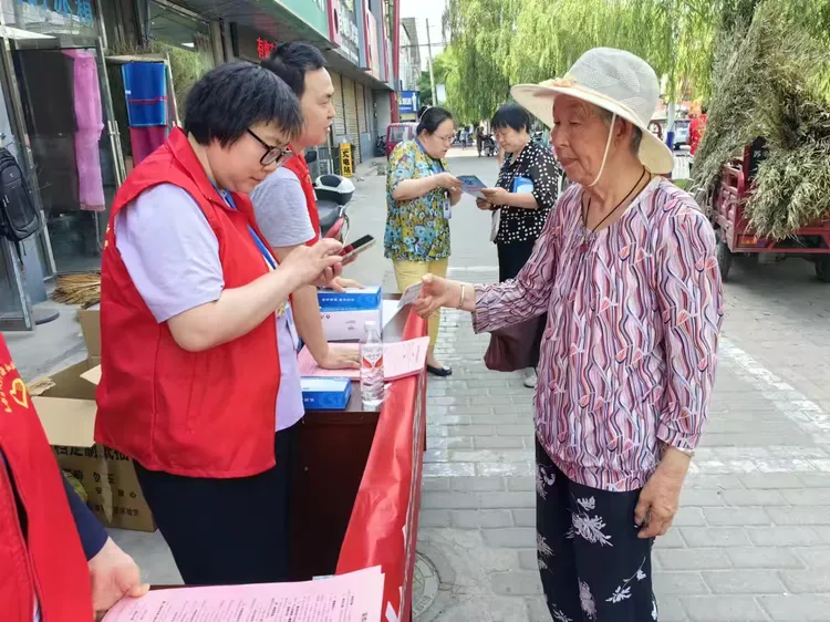 简篇-移动办公进乡村 人社惠农政策“赶大集”