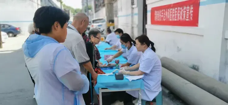 简篇-健康进社区，情暖居民心