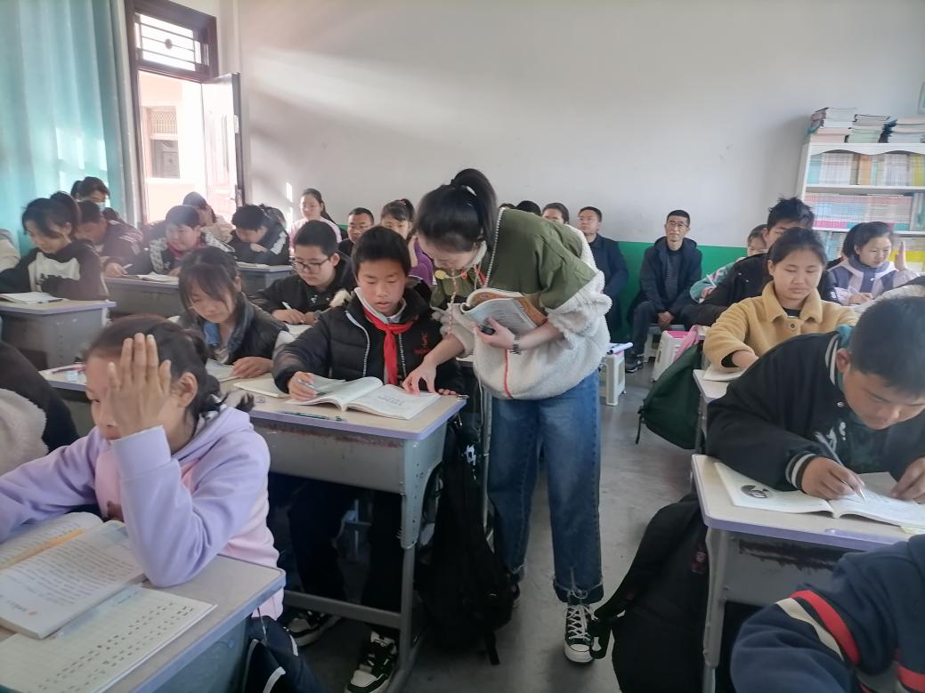学校班子成员推门听课