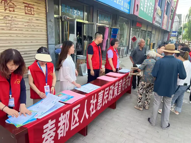 简篇-移动办公进乡村 人社惠农政策“赶大集”