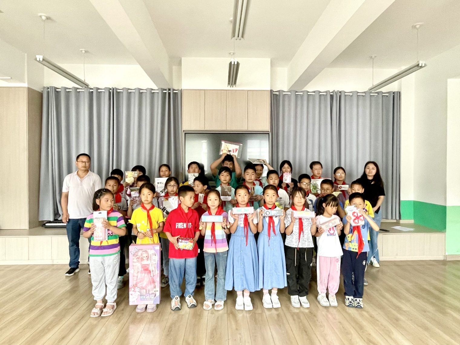 3關(guān)愛慰問合影