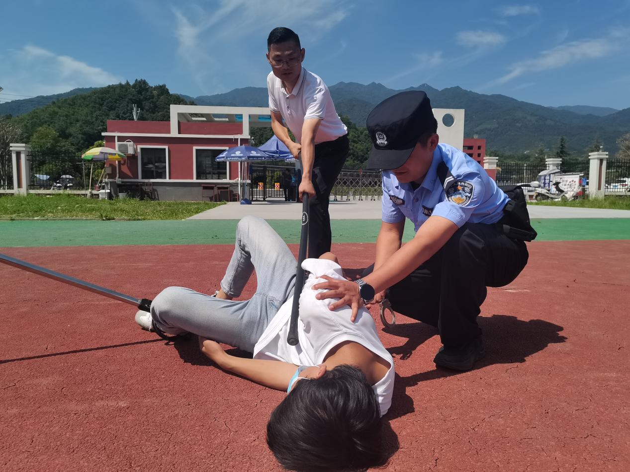 模拟“暴恐分子”被制服