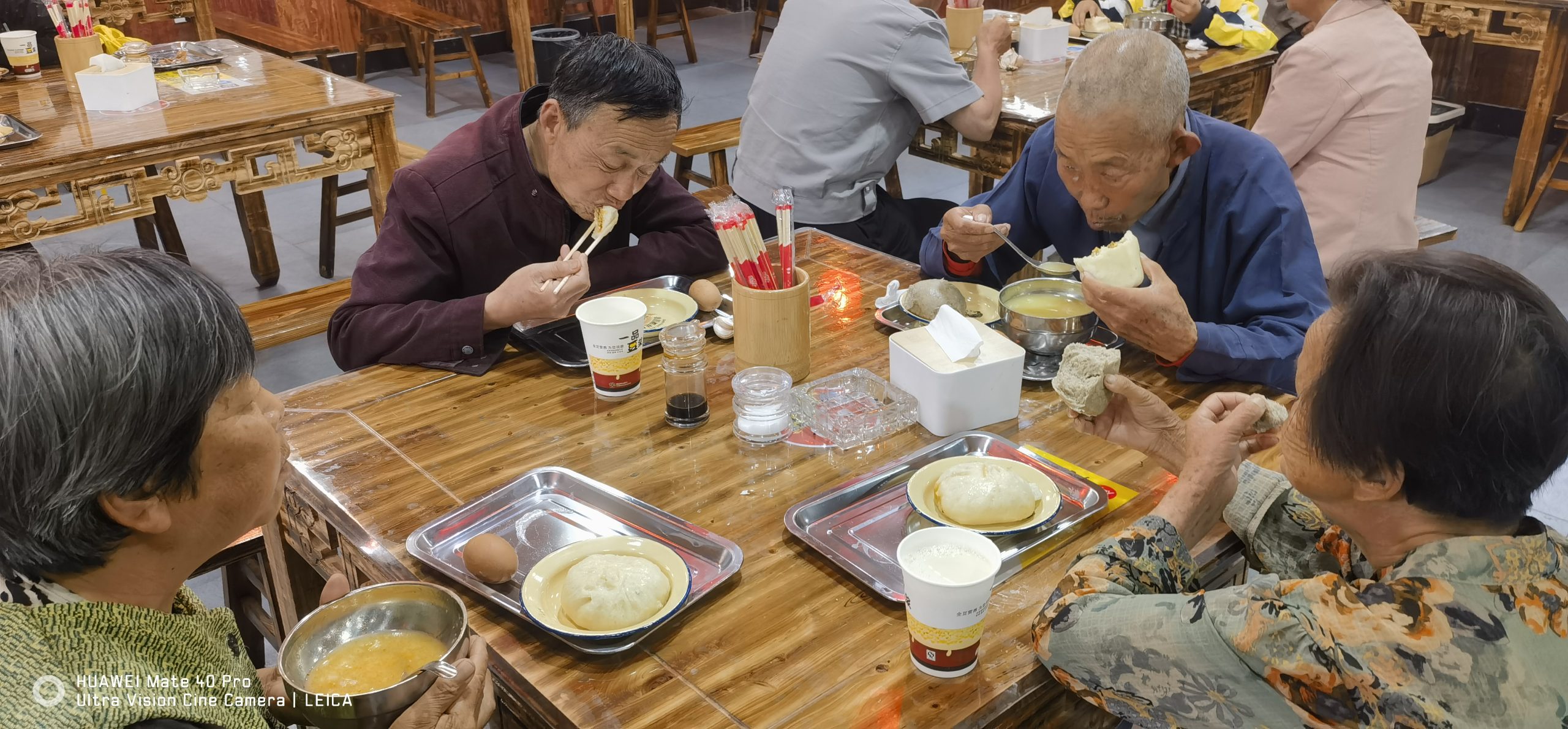 老人们用营养早餐