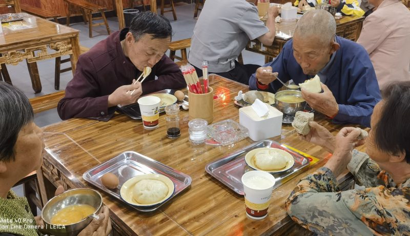 老人們用營養(yǎng)早餐