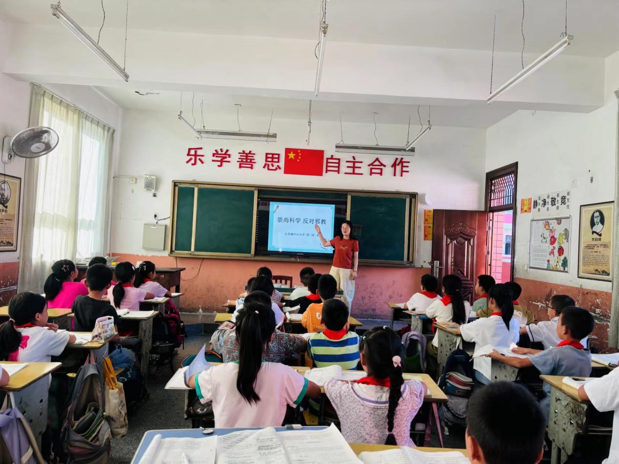 四（2）班召开反邪教主题班会