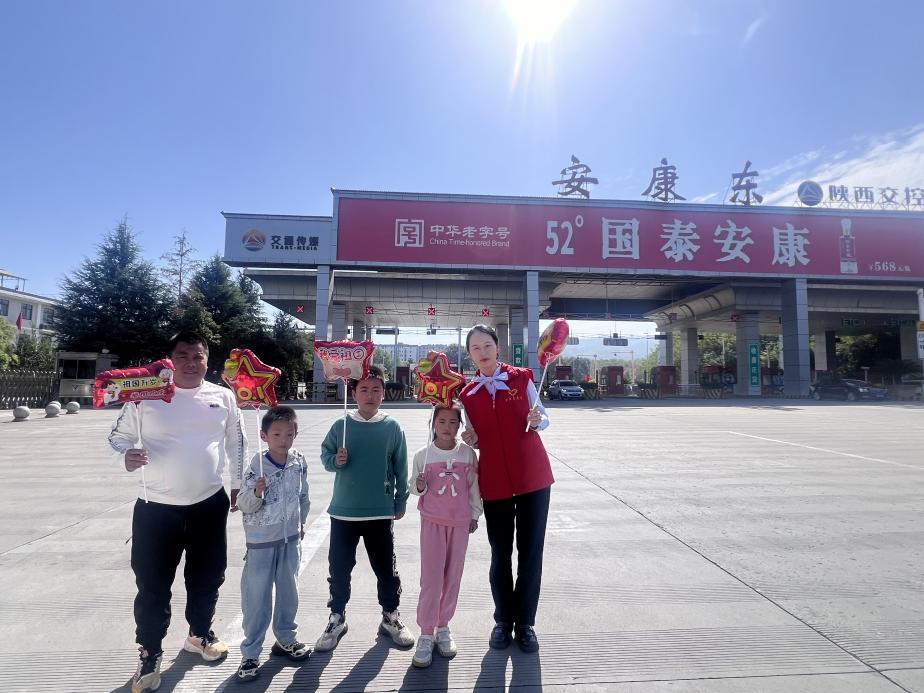 礼轻情意重，笑颜迎司乘