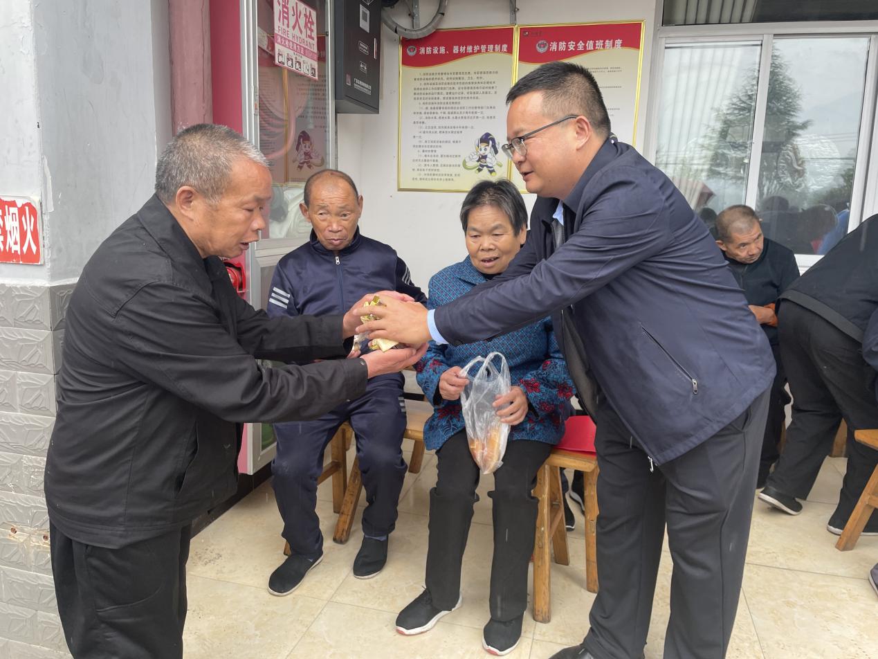 支部书记慰问老人