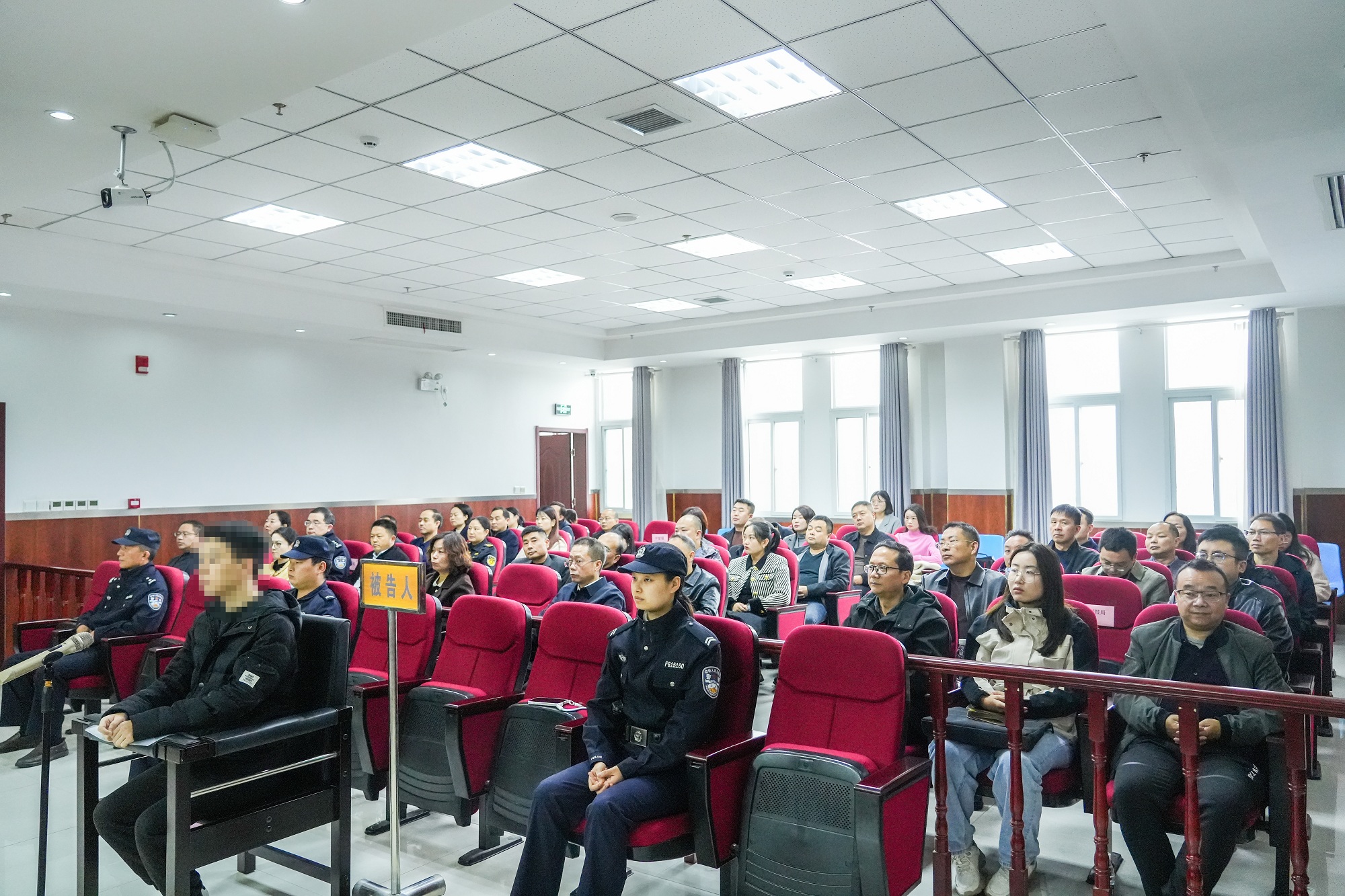汉阴法院：旁听庭审“零距离” 以案释法促提升图2