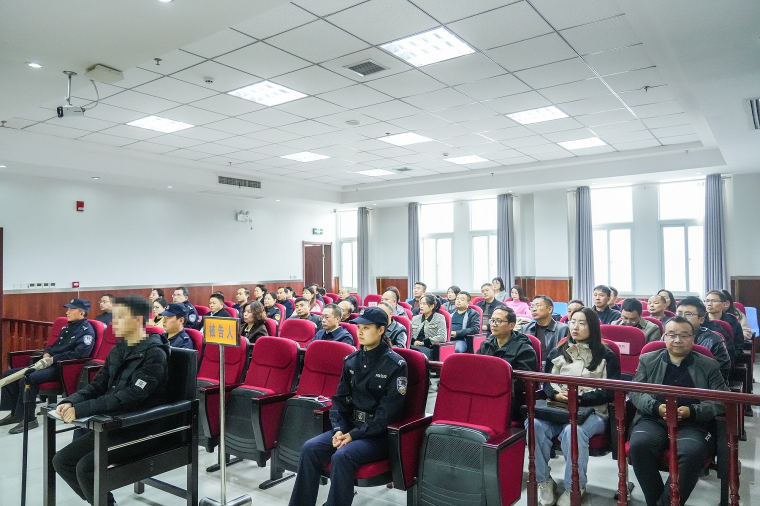 漢陰法院：旁聽(tīng)庭審“零距離” 以案釋法促提升圖2