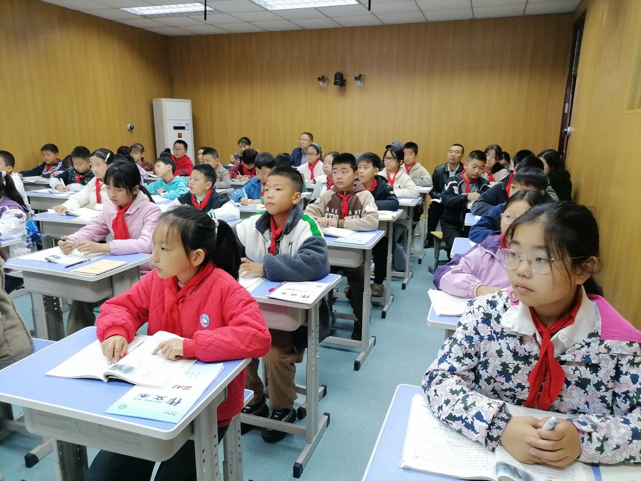 2学校校委会成员推门听课