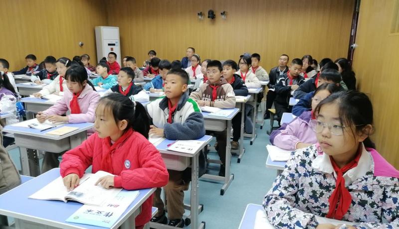 2學(xué)校校委會(huì)成員推門聽(tīng)課