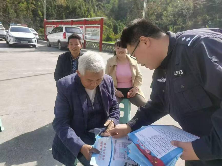 平安建设进乡村 普法宣传“零距离”图2