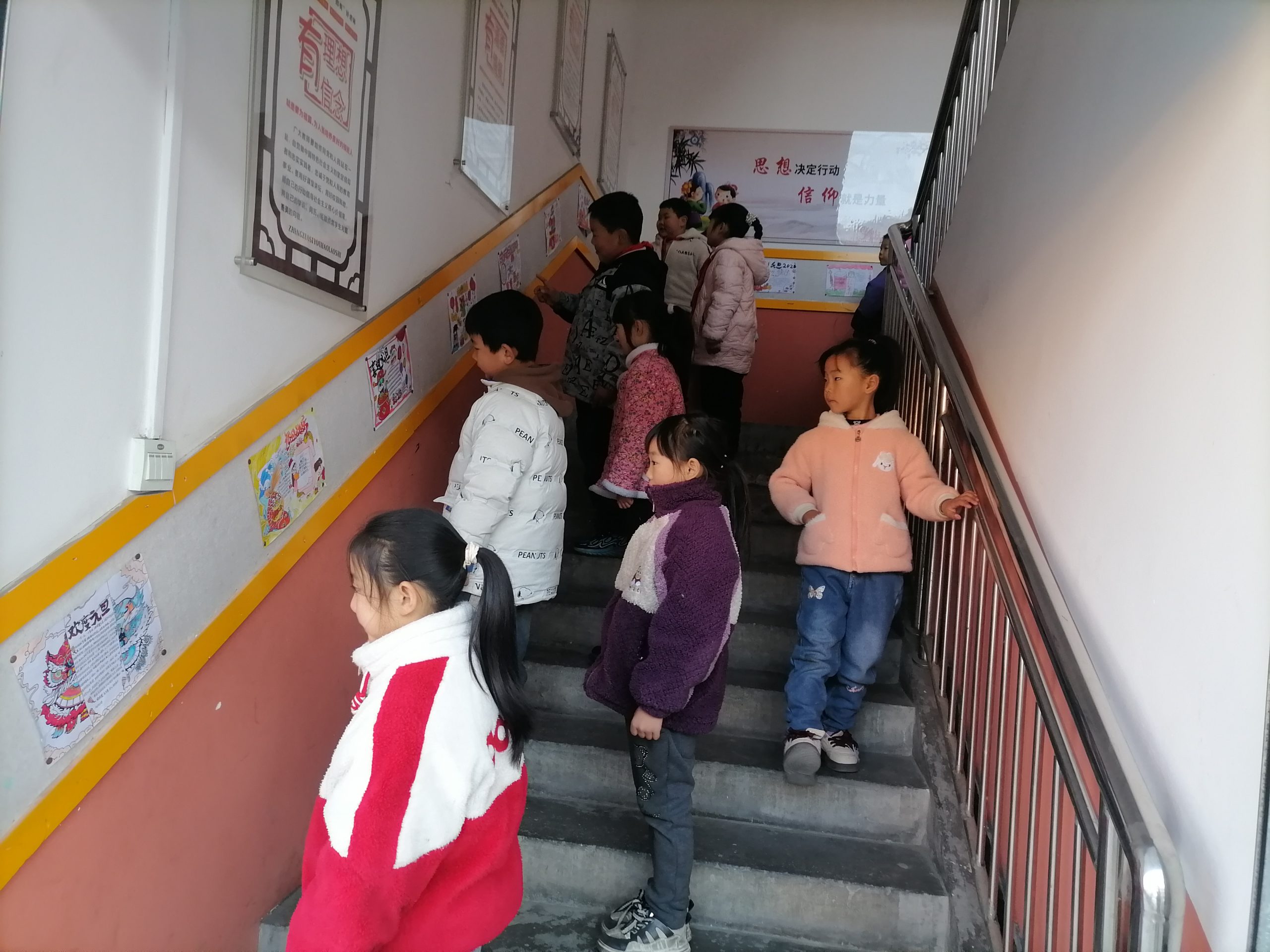 2学生参观画报展