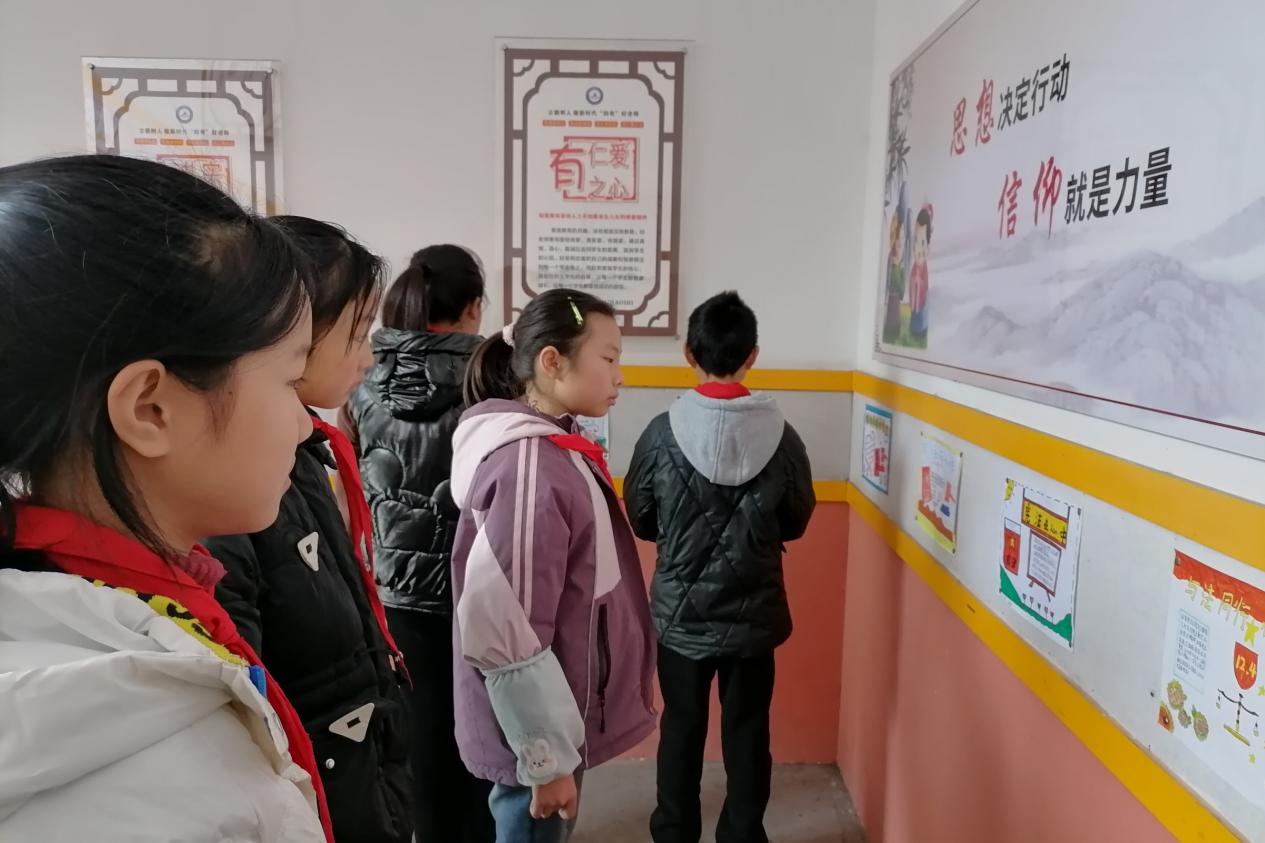 5学生在文化带处学习宪法知识