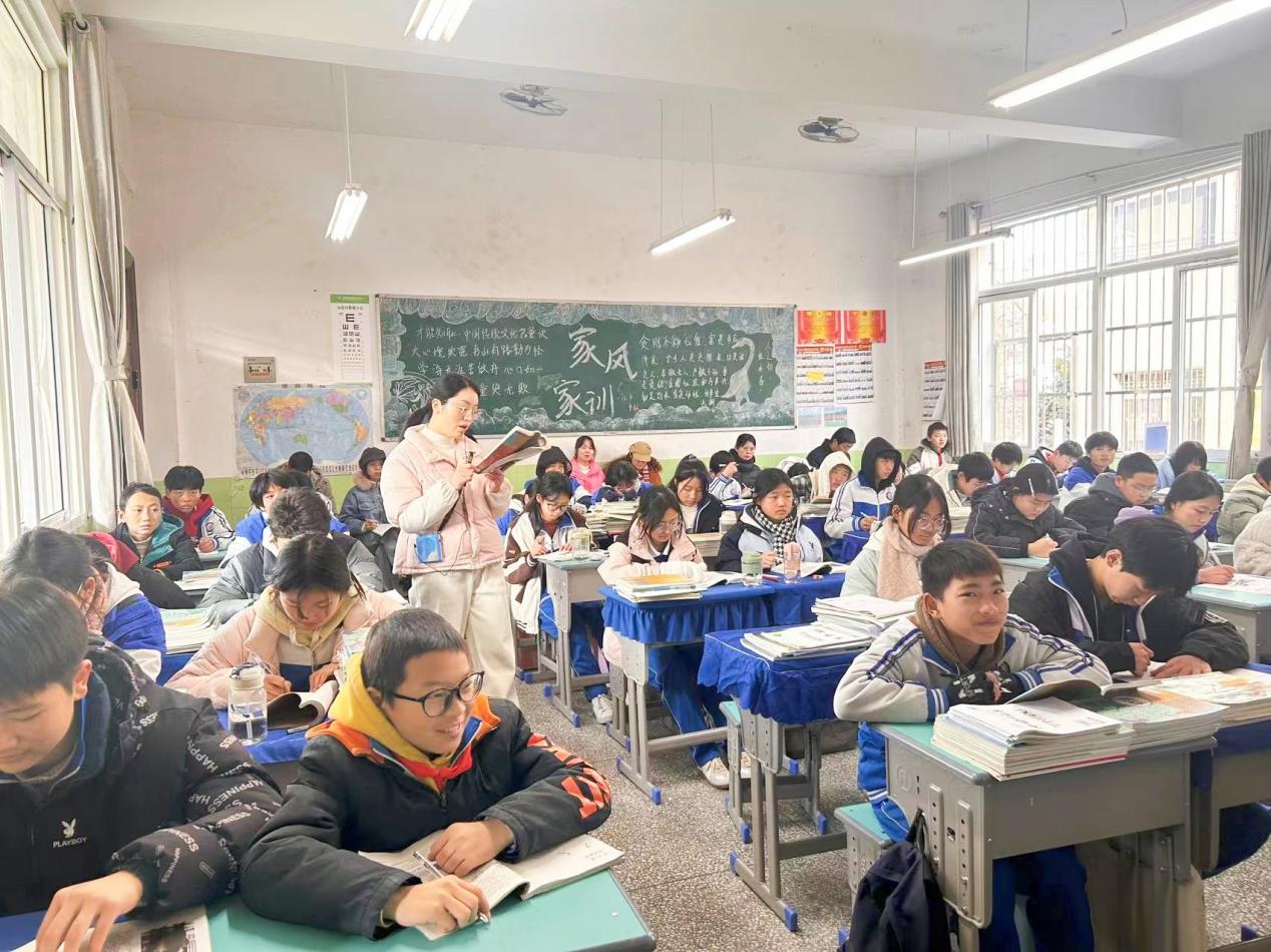 教研员深入课堂听课