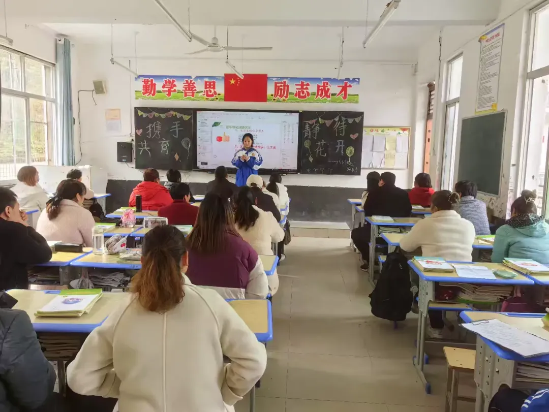 简篇-“携手共育，静待花开”——丹凤县竹林关镇初级中学家长会圆满举行