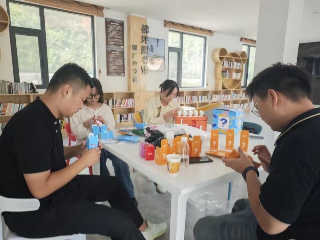火种小组成员制作小礼品