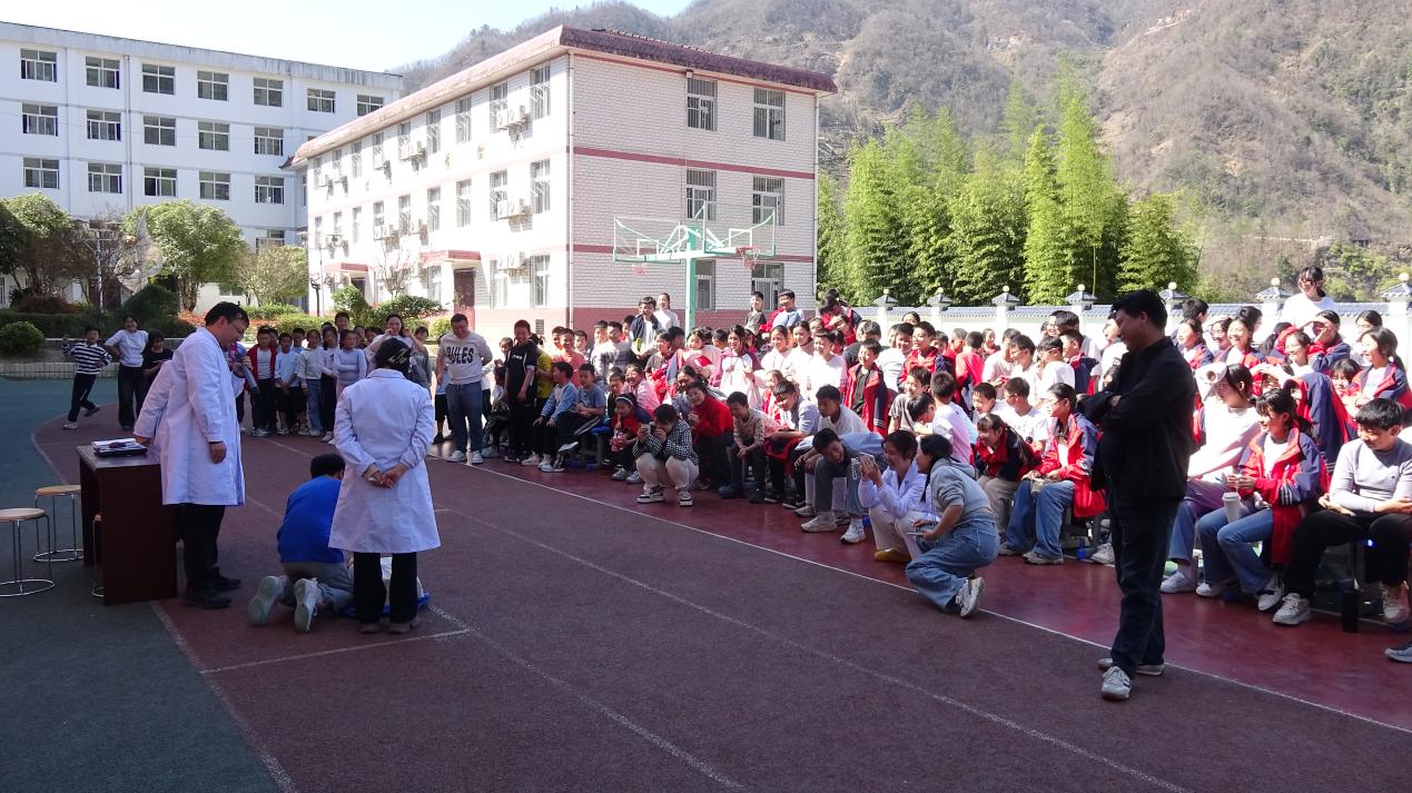 学生参与心肺复苏1